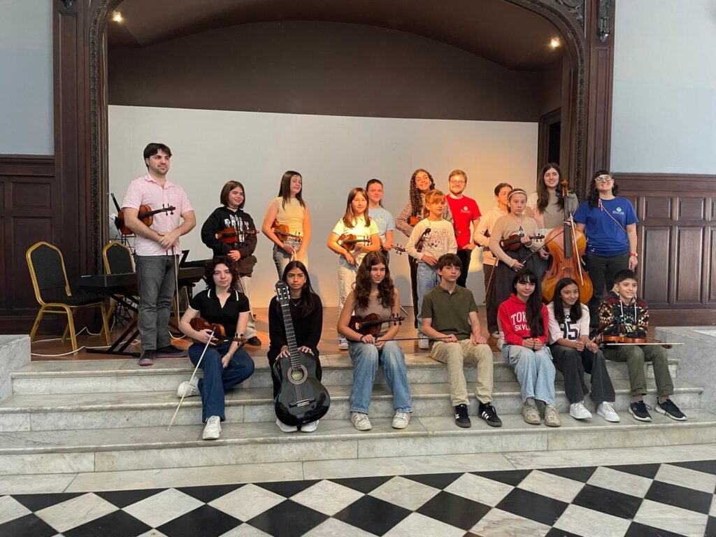 Alumnos del Centro Suzuki Montevideo con sus instrumentos